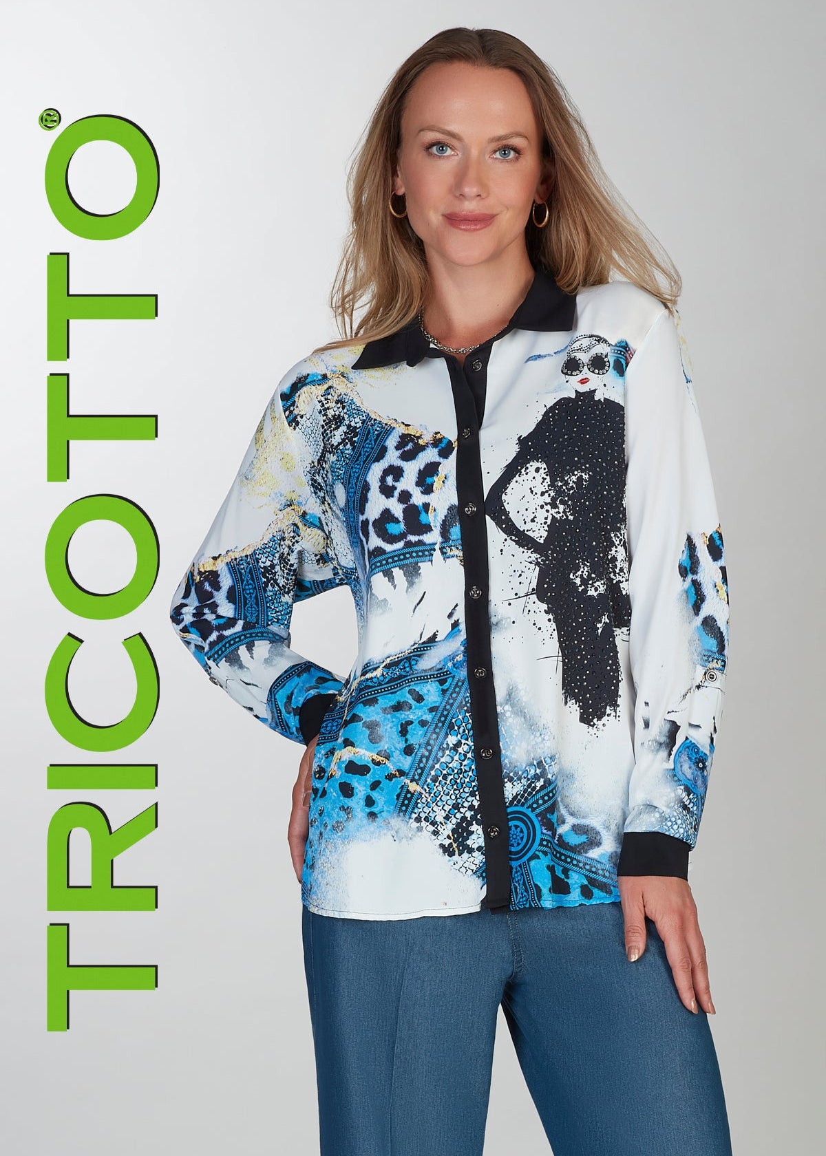 Chemisier long pour femme, entièrement imprimé dans des couleurs bleu, noir et jaune. Tissu 100% polyester fluide. Marque Tricotto.