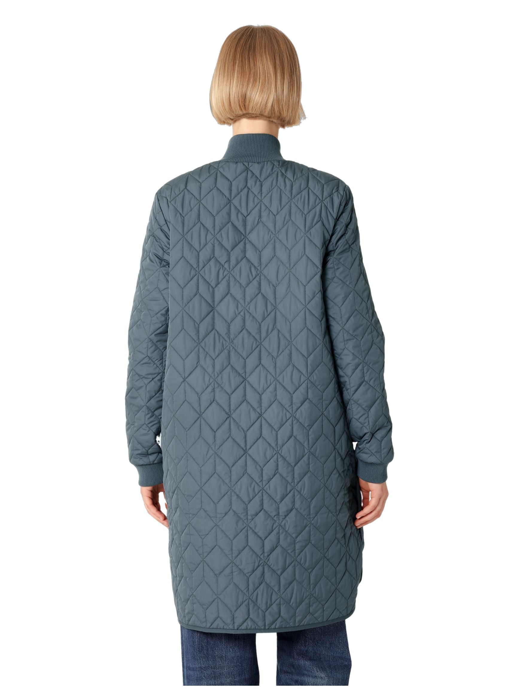 Manteau matelassé long ILSE JACOBSEN HORNBÆK de couleur unie, avec col montant côtelé, poches latérales et fermeture éclair bidirectionnelle.