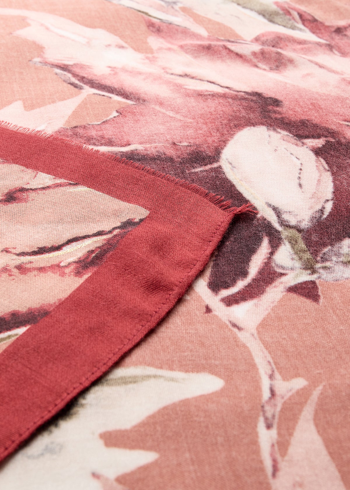 Foulard de la compagnie Soya Concept avec un imprimé abstrait dans les tons de rouges.