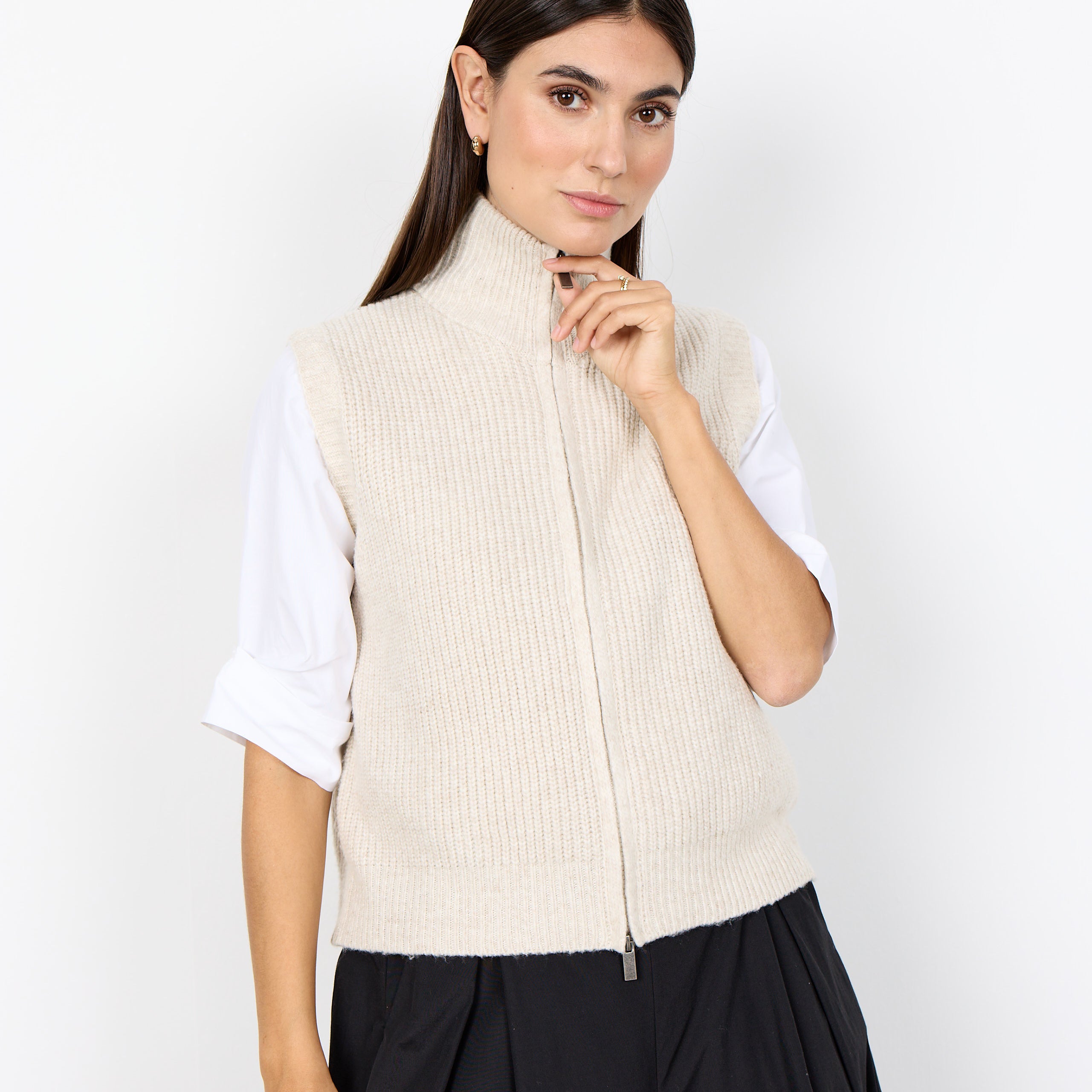 Veste crème sans manches en tricot texturé à col montant et fermeture éclair