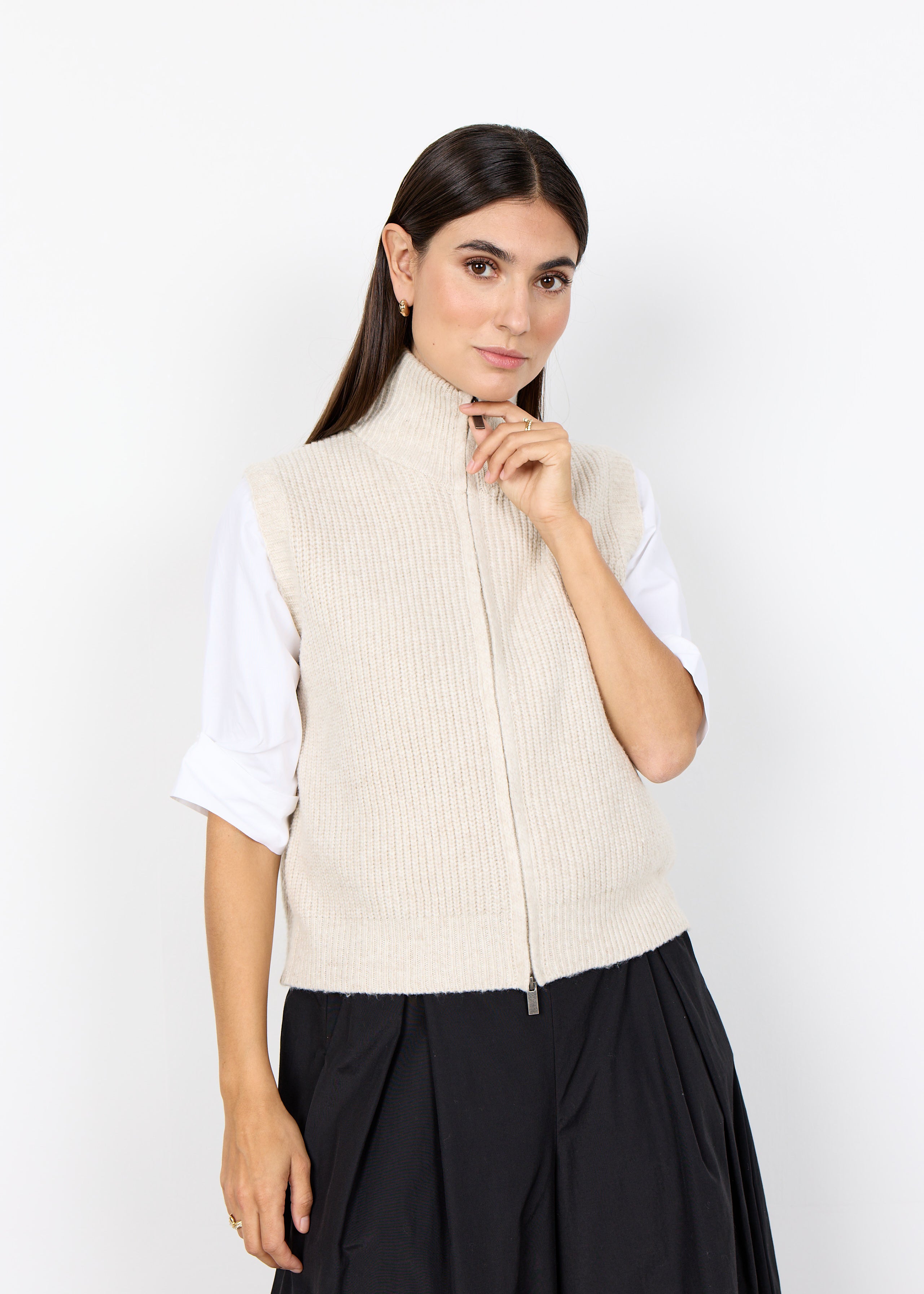 Veste crème sans manches en tricot texturé à col montant et fermeture éclair