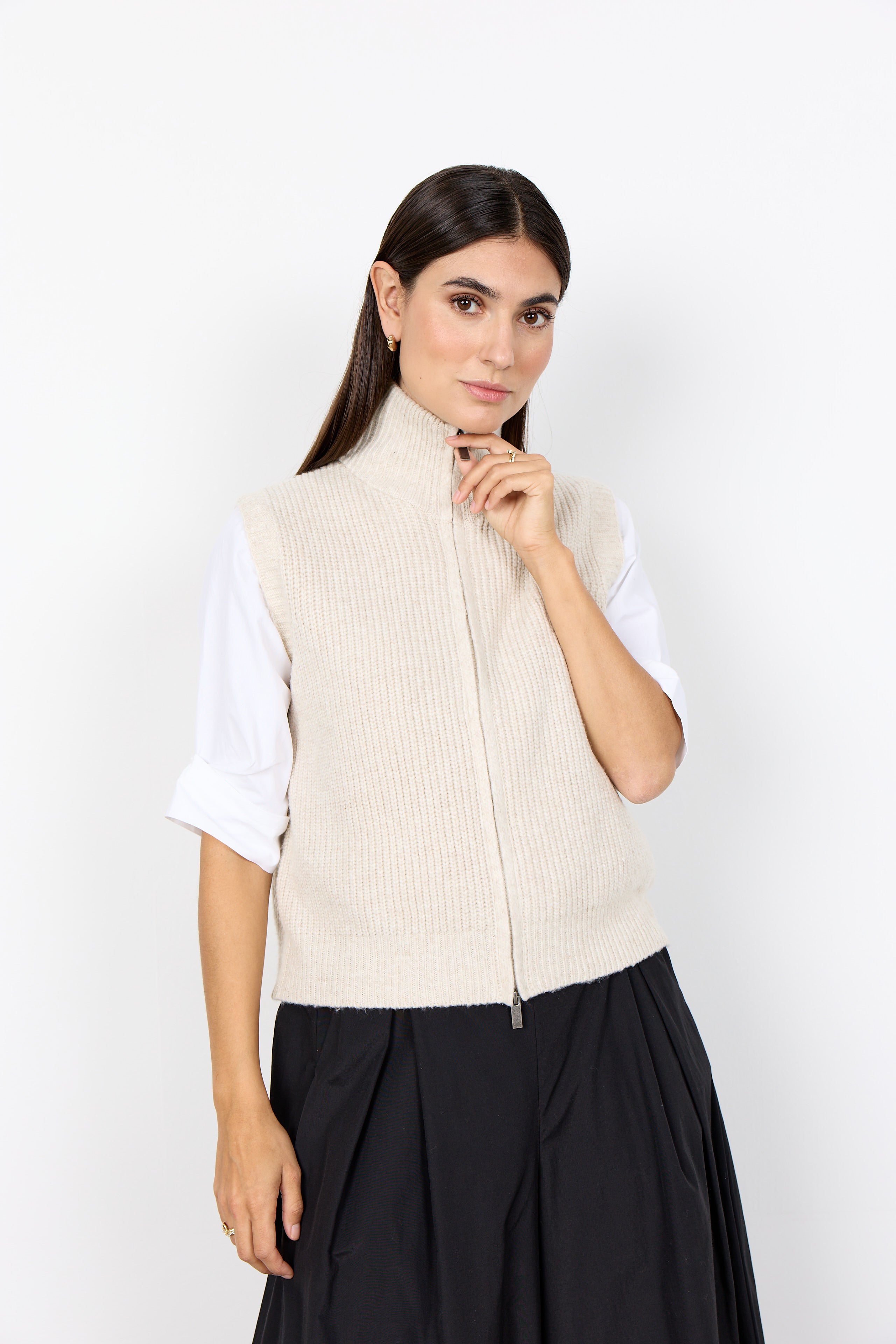 Veste crème sans manches en tricot texturé à col montant et fermeture éclair