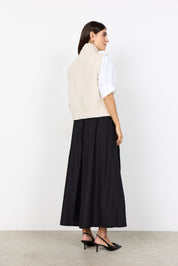 Vue arrière de la veste sans manches crème en tricot côtelé