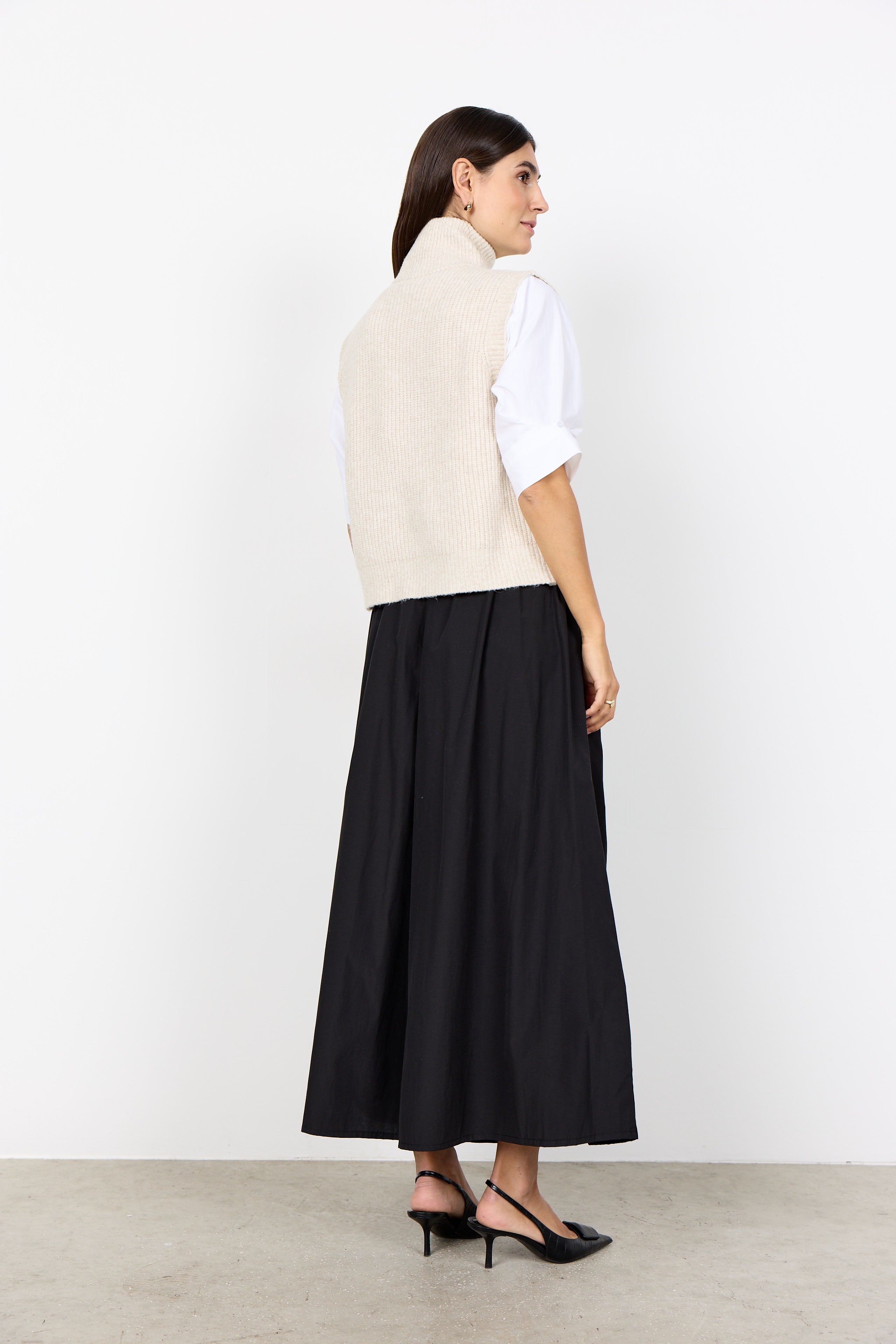 Vue arrière de la veste sans manches crème en tricot côtelé