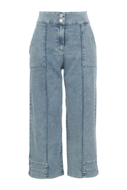 Capri bleu pâle pour femme avec taille élastique à l’arrière, tissu confortable en Lyocell, coton et élasthanne.
