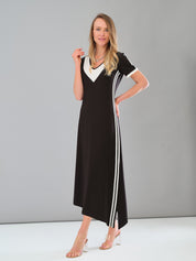 Robe longue noire et blanche avec col en V et bandes contrastantes sur les côtés, style sport et structuré.