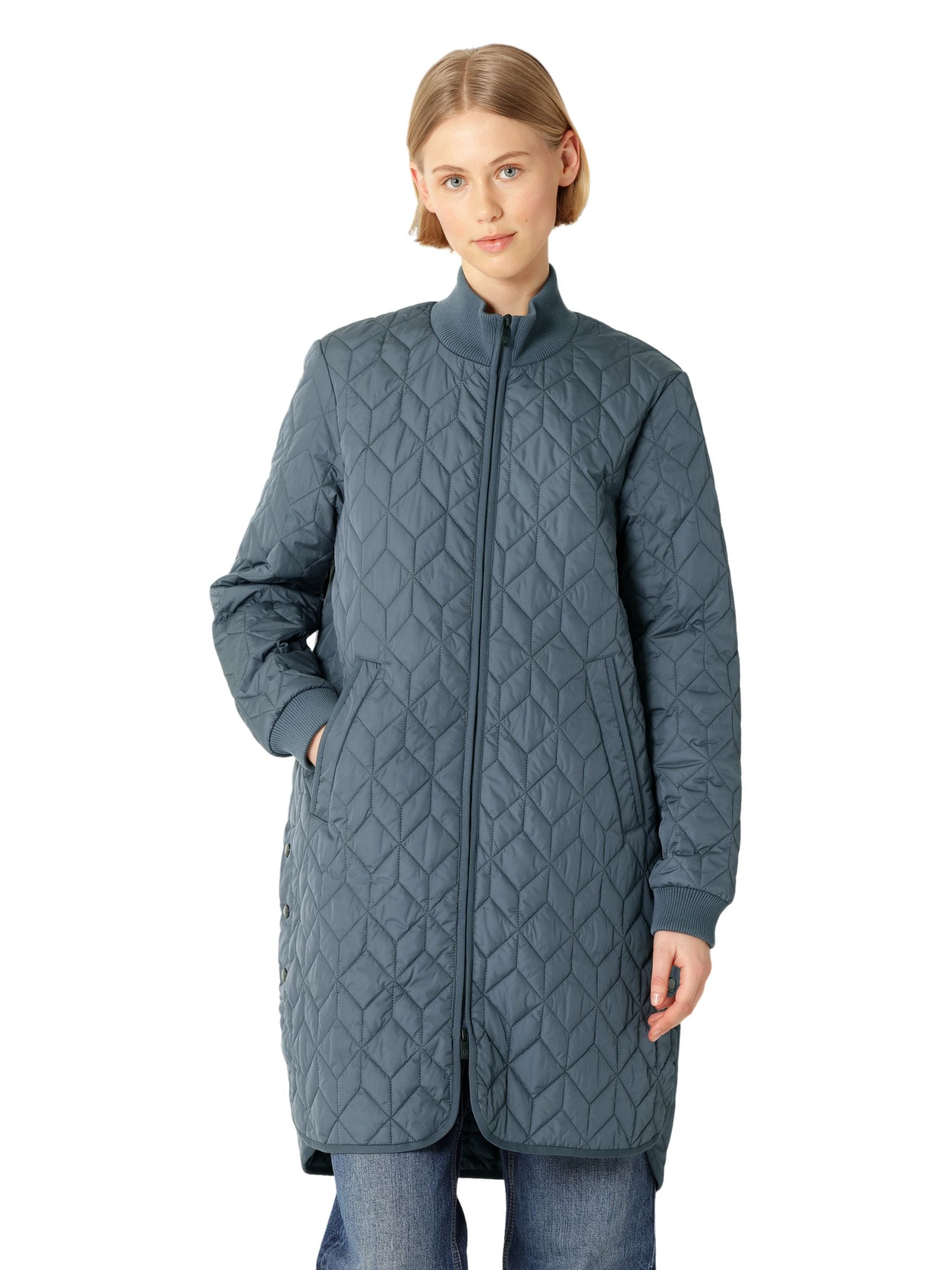 Manteau matelassé long ILSE JACOBSEN HORNBÆK de couleur unie, avec col montant côtelé, poches latérales et fermeture éclair bidirectionnelle.