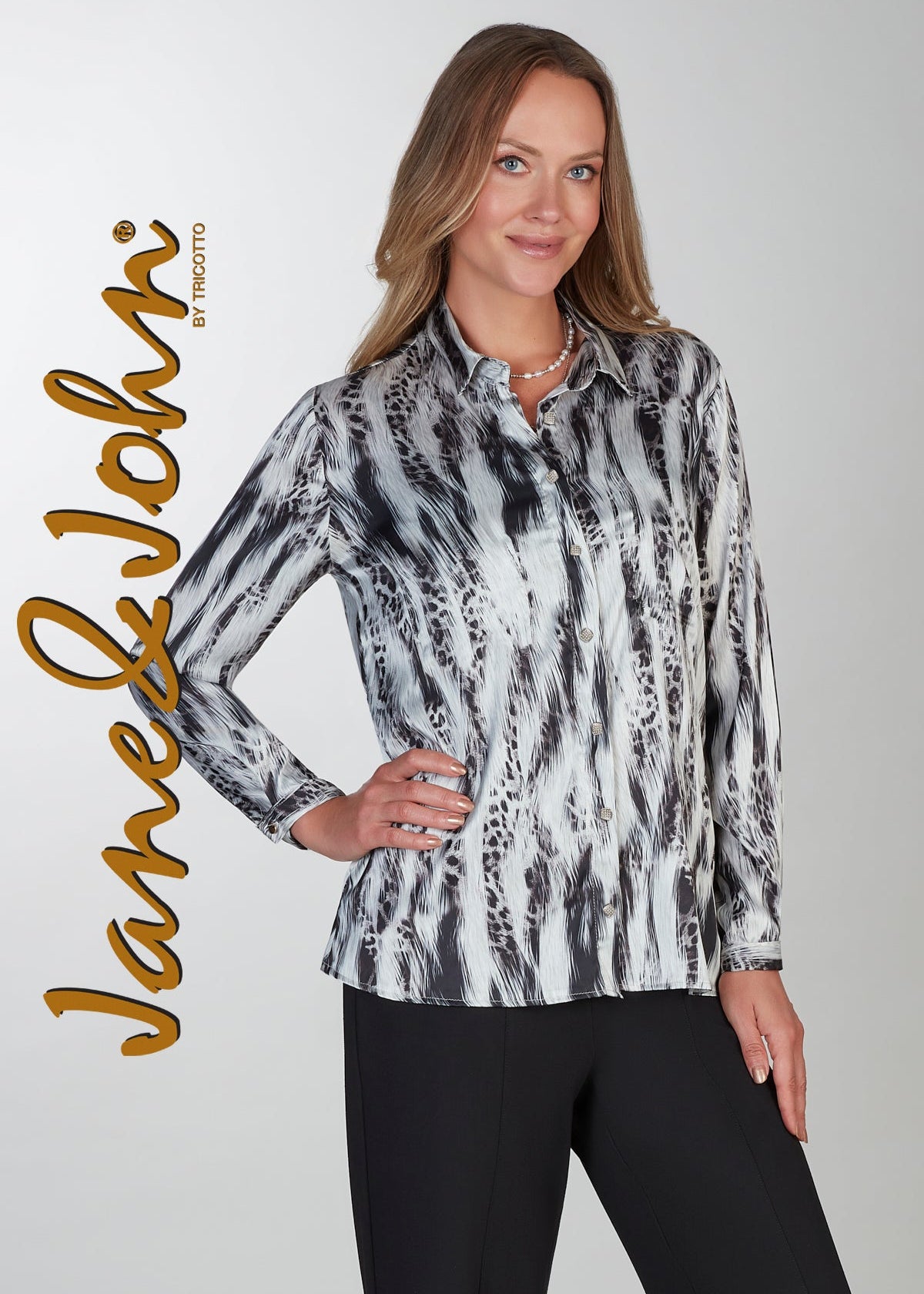 Blouse à manches longues pour femme, imprimée en satin gris et noir. Tissu 100% polyester avec fini lustré. Marque Tricotto.