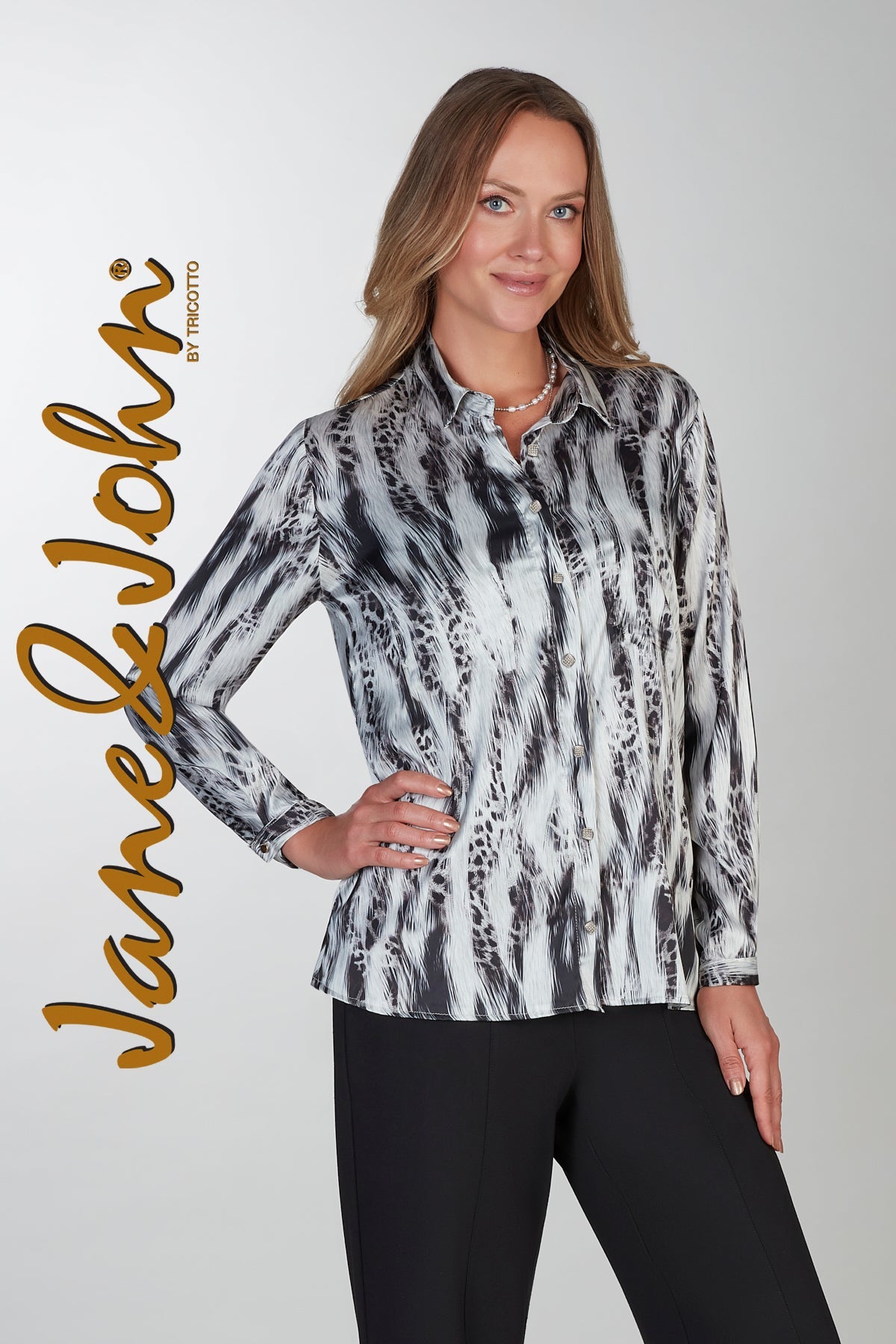Blouse à manches longues pour femme, imprimée en satin gris et noir. Tissu 100% polyester avec fini lustré. Marque Tricotto.