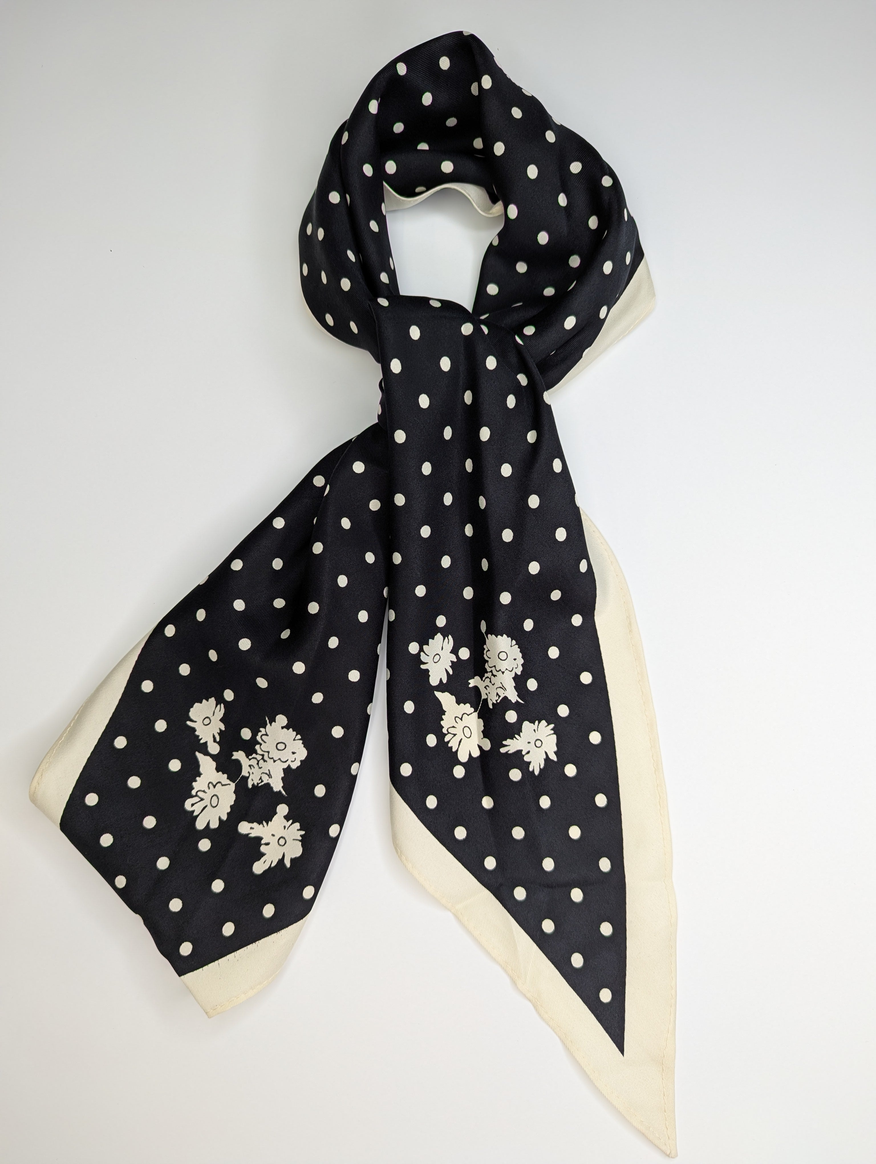 Foulard triangle pour femme en polyester, style simple et polyvalent, tissu léger infroissable.