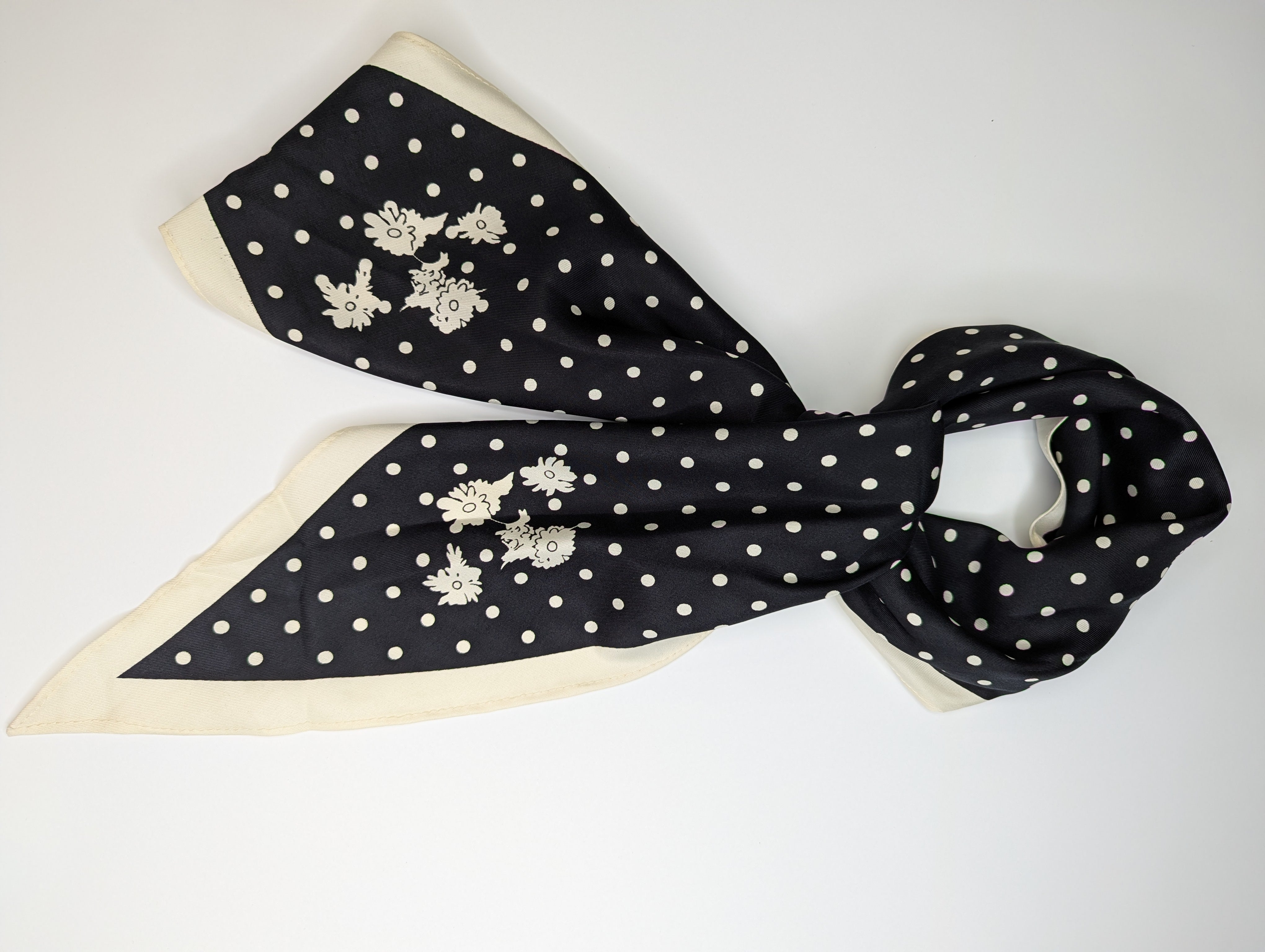Foulard triangle pour femme en polyester, style simple et polyvalent, tissu léger infroissable.