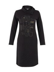 Robe noire pour femme en coton modal mélangé, avec col asymétrique et manches longues. Marque Dolcezza.