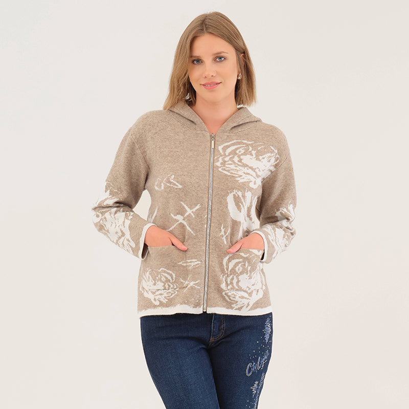 Veste à capuchon, zippée à l'avant, en tricot structuré. Composition 70% Polyester, 18% Acrylique, 12% Nylon. Marque Dolcezza.