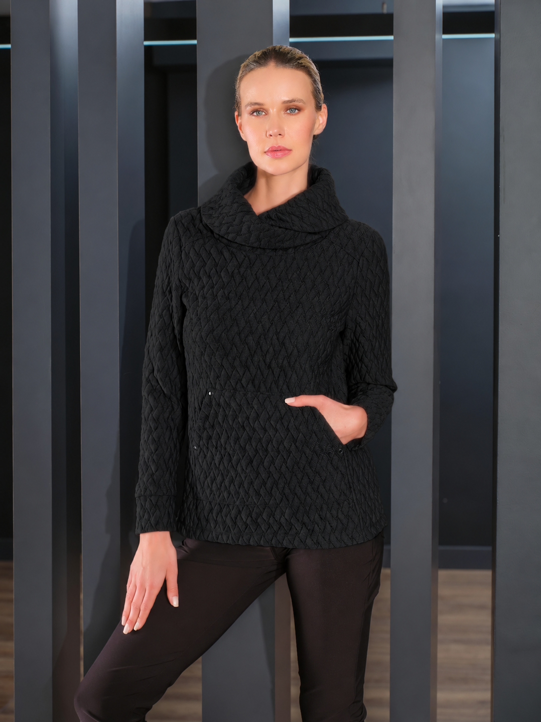 Chandail noir Dolcezza style 76191 à texture gaufrée et col bénitier