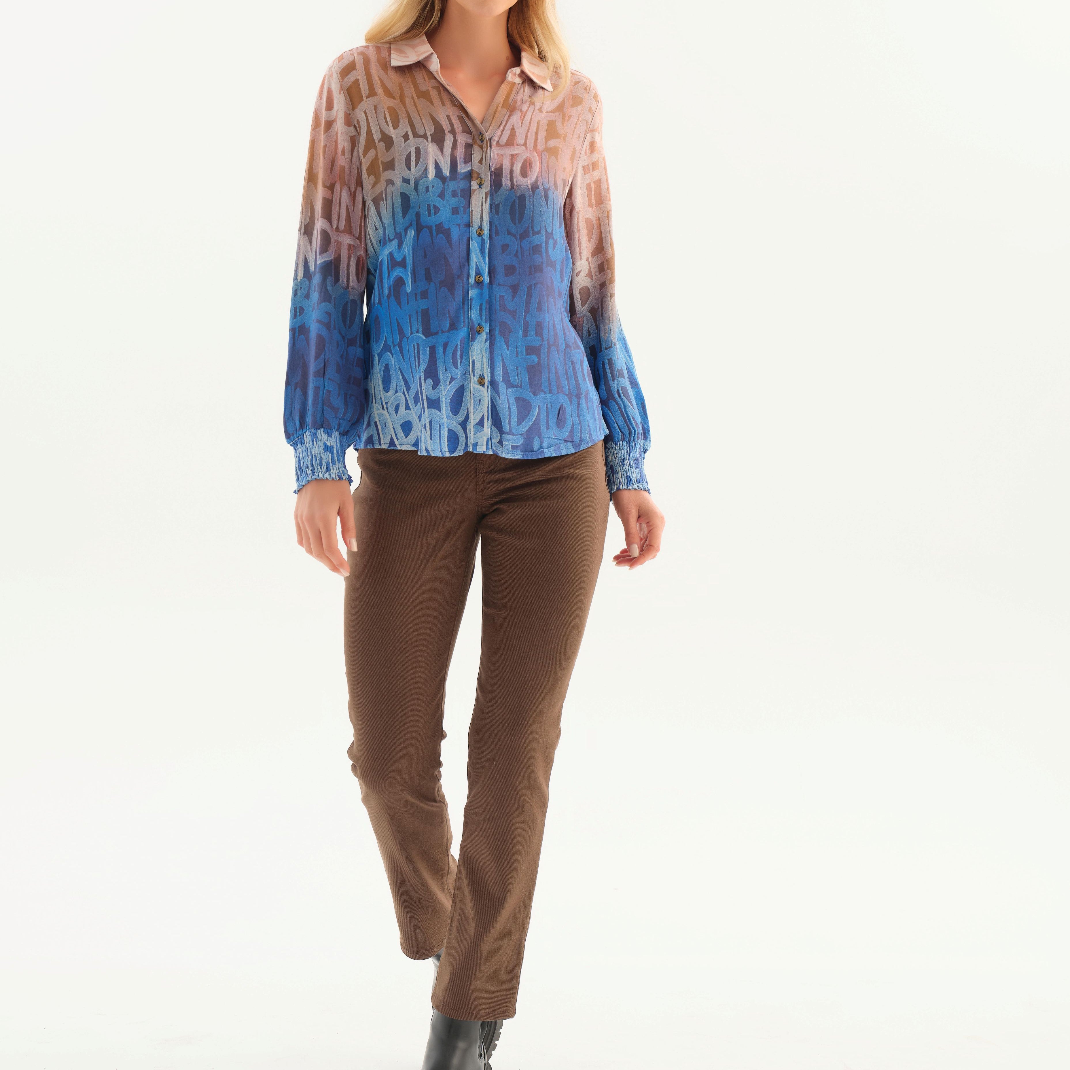 Pantalon brun Dolcezza style 76235 porté avec une blouse imprimée