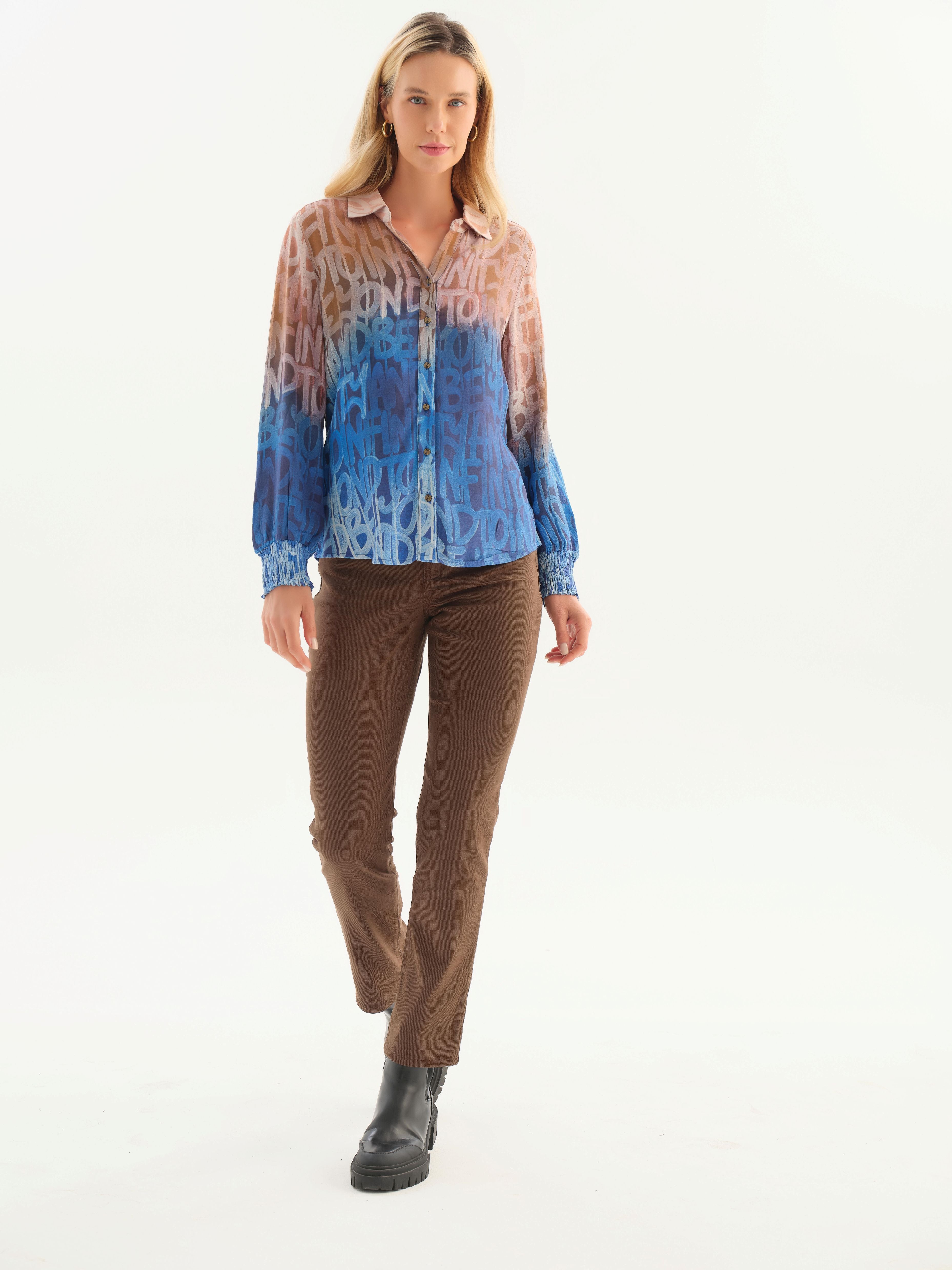 Pantalon brun Dolcezza style 76235 porté avec une blouse imprimée