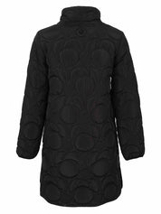 Manteau noir matelassé mi-long à motifs circulaires vu de dos