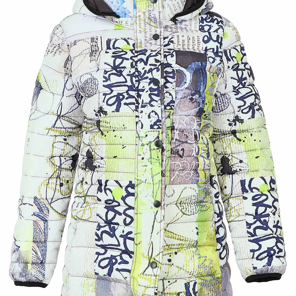 Manteau matelassé long multicolore à imprimé urbain vu de face 76819