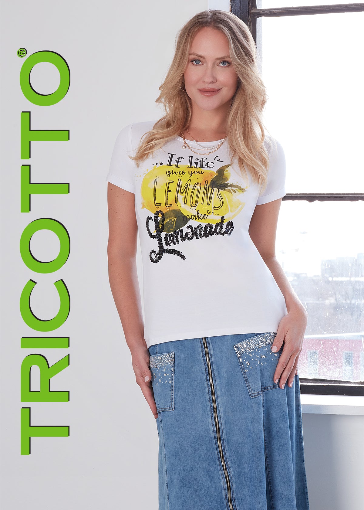 Chandail blanc à manches courtes avec imprimé citron et inscription « limonade » en paillettes noires, style estival féminin avec belle longueur.
