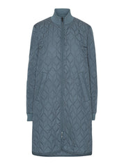 Manteau matelassé long ILSE JACOBSEN HORNBÆK de couleur unie, avec col montant côtelé, poches latérales et fermeture éclair bidirectionnelle.