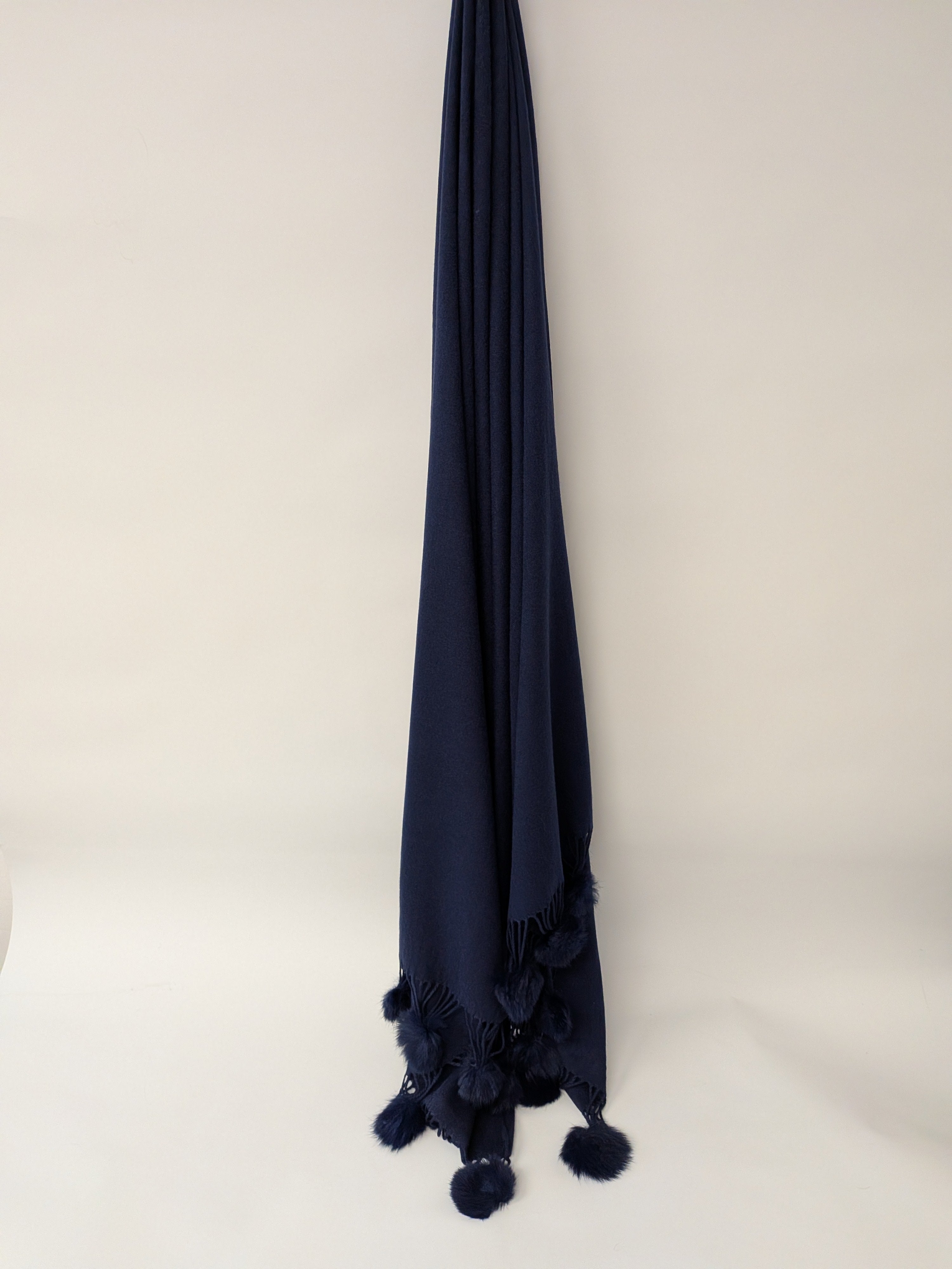 Foulard marine doux avec pompons en vrai lapin