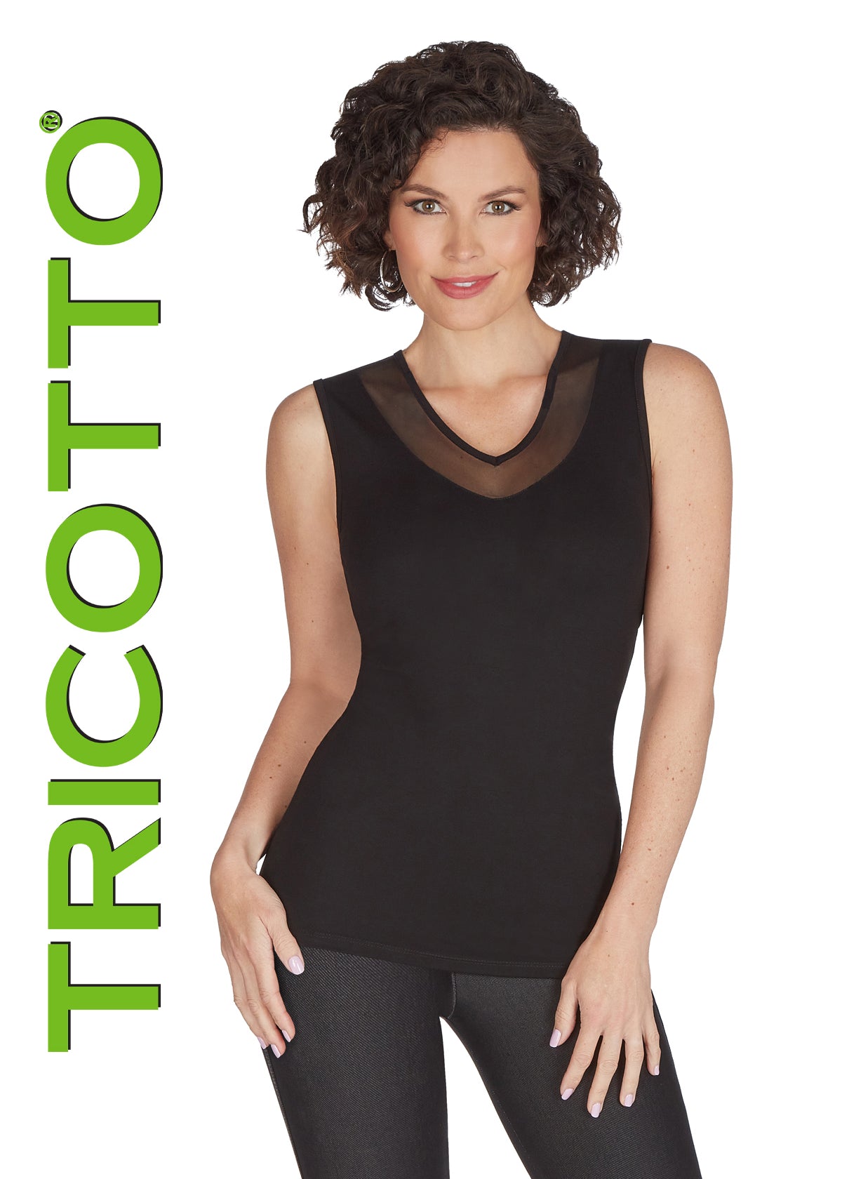 Camisole fluide pour femme, col en V, avec larges bretelles. Tissu extensible 92% viscose, 8% élasthanne. Disponible en blanc et noir. Marque Tricotto.