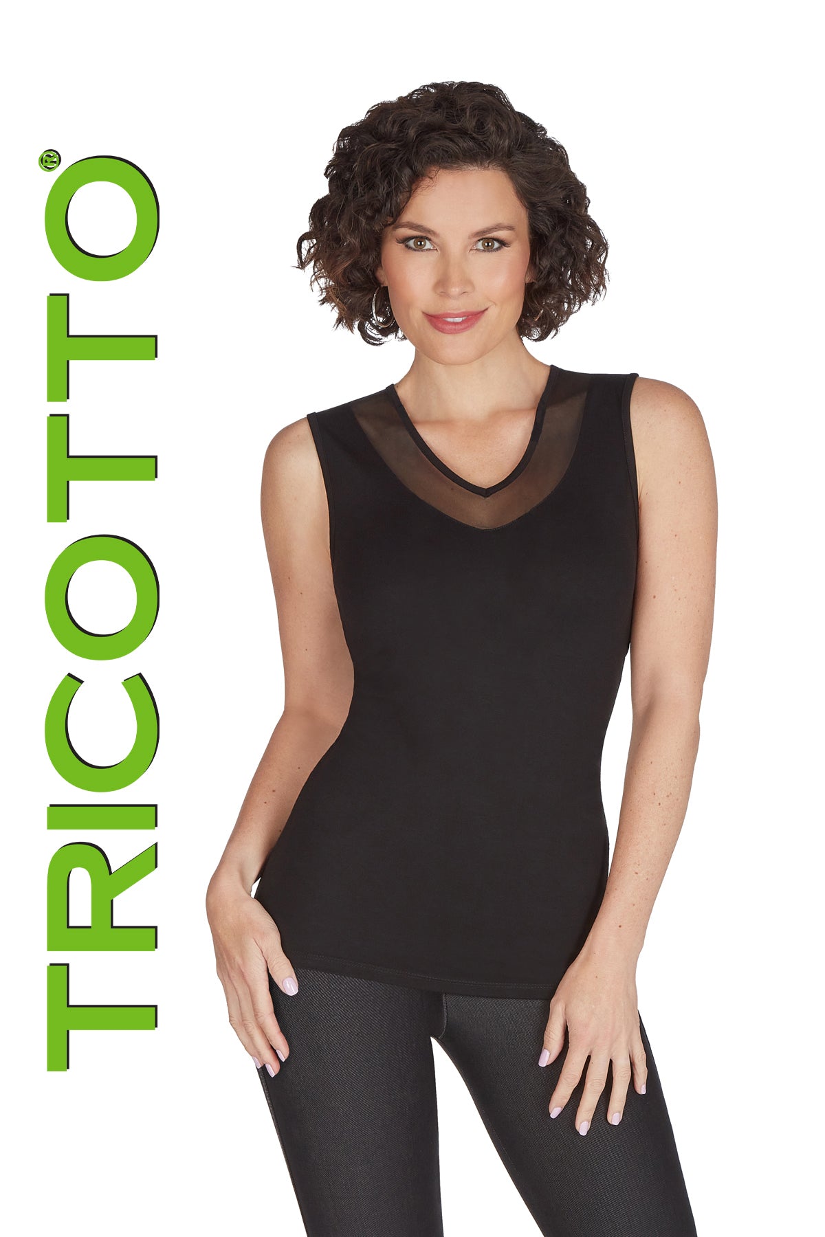 Camisole fluide pour femme, col en V, avec larges bretelles. Tissu extensible 92% viscose, 8% élasthanne. Disponible en blanc et noir. Marque Tricotto.