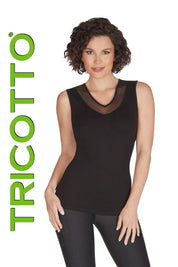 Camisole fluide pour femme, col en V, avec larges bretelles. Tissu extensible 92% viscose, 8% élasthanne. Disponible en blanc et noir. Marque Tricotto.