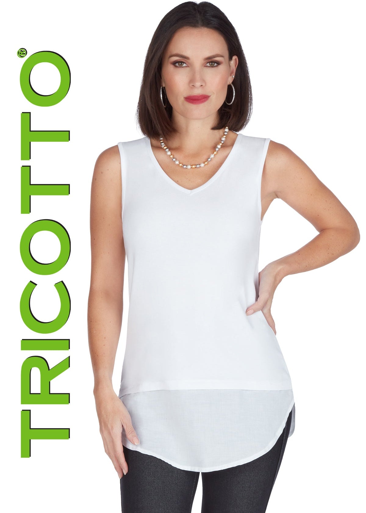Camisole blanche pour femme, col en V, avec un détail de mèche ou chaîne décorative. Tissu extensible 92% viscose, 8% élasthanne. Fabriquée en Turquie par Tricotto.