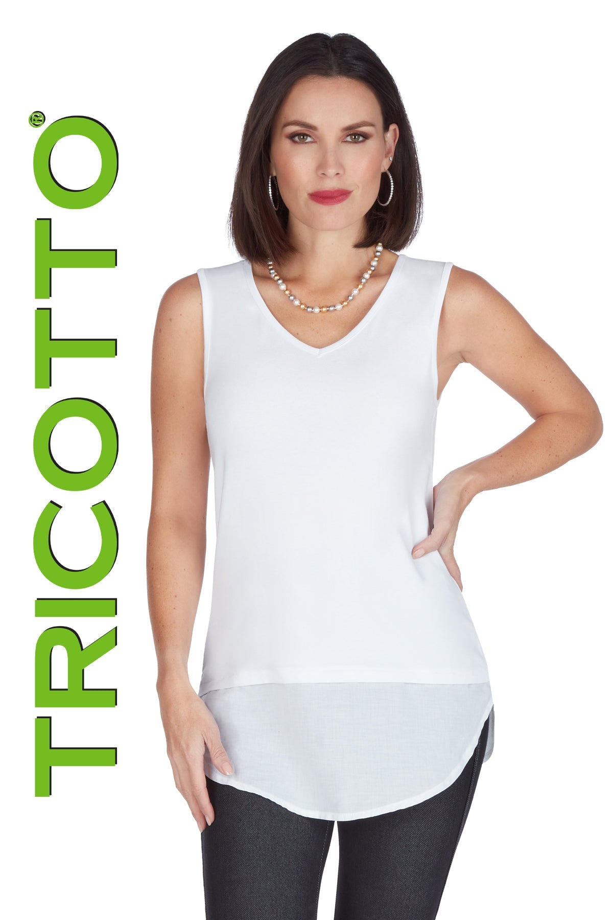 Camisole blanche pour femme, col en V, avec un détail de mèche ou chaîne décorative. Tissu extensible 92% viscose, 8% élasthanne. Fabriquée en Turquie par Tricotto.