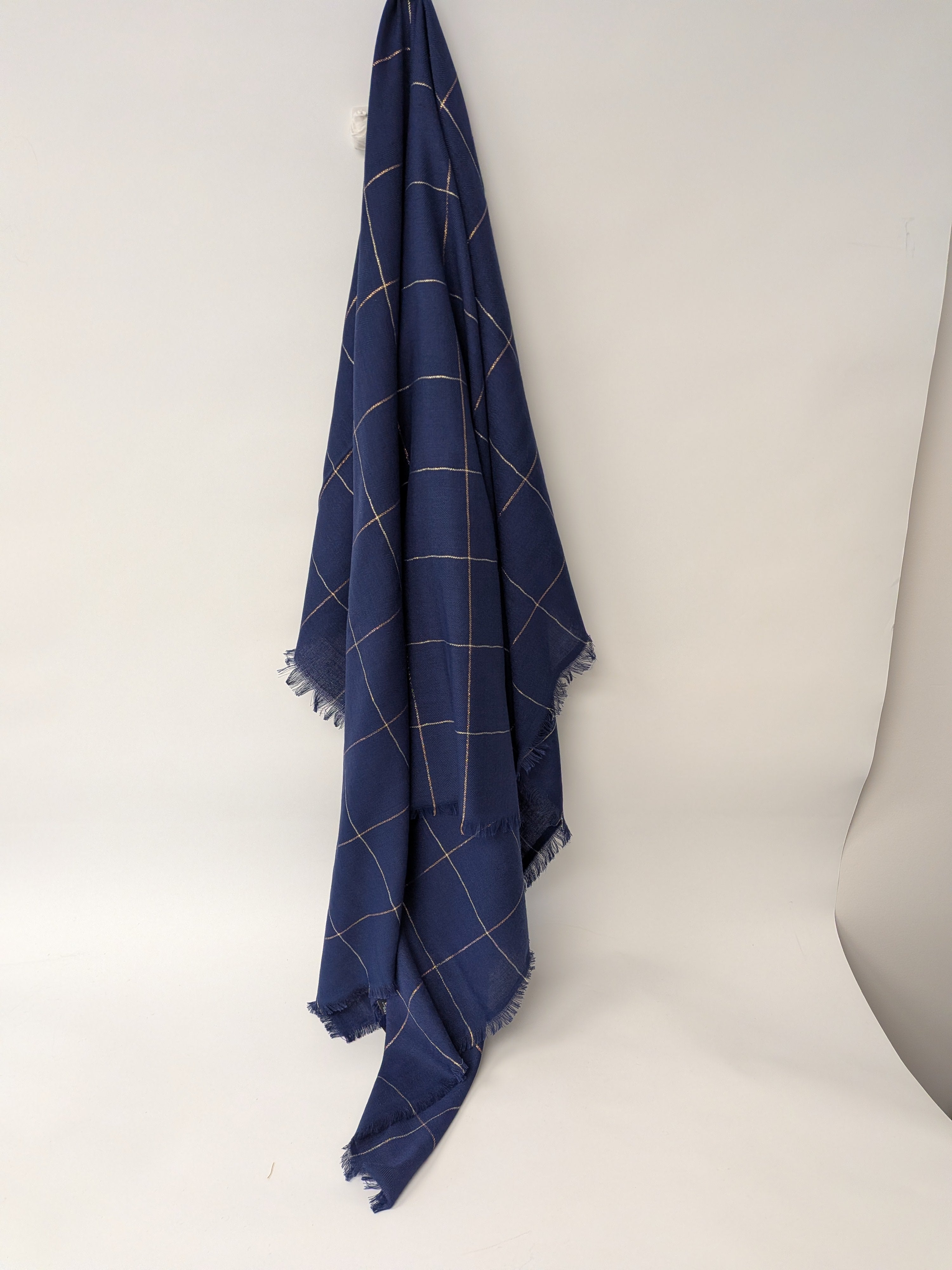 Foulard marine souple à carreaux fins