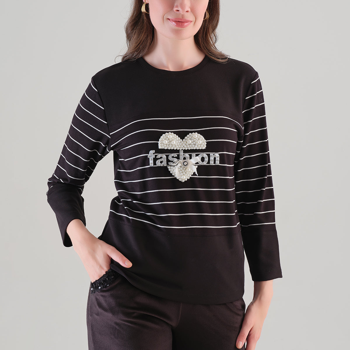 Chandail noir rayé à motif fashion et détail de perles, vue de face