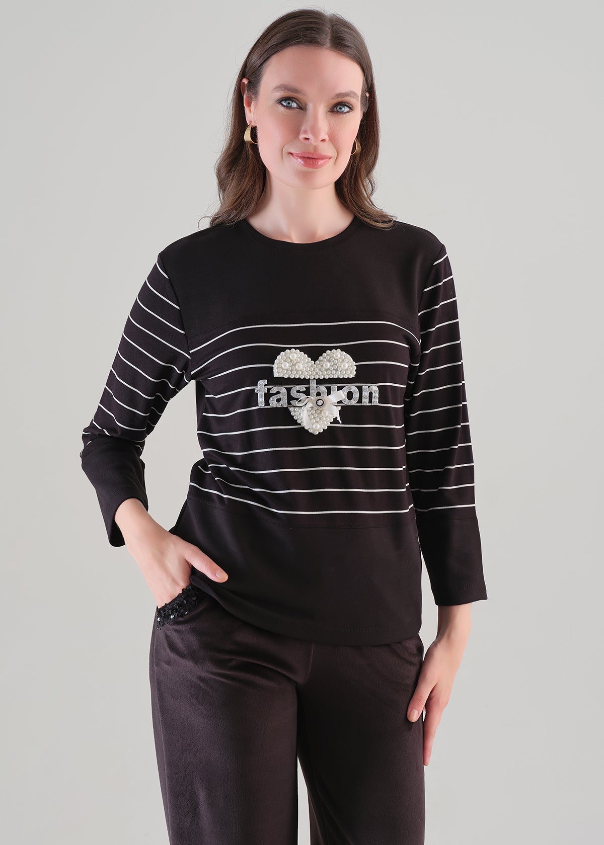 Chandail noir rayé à motif fashion et détail de perles, vue de face