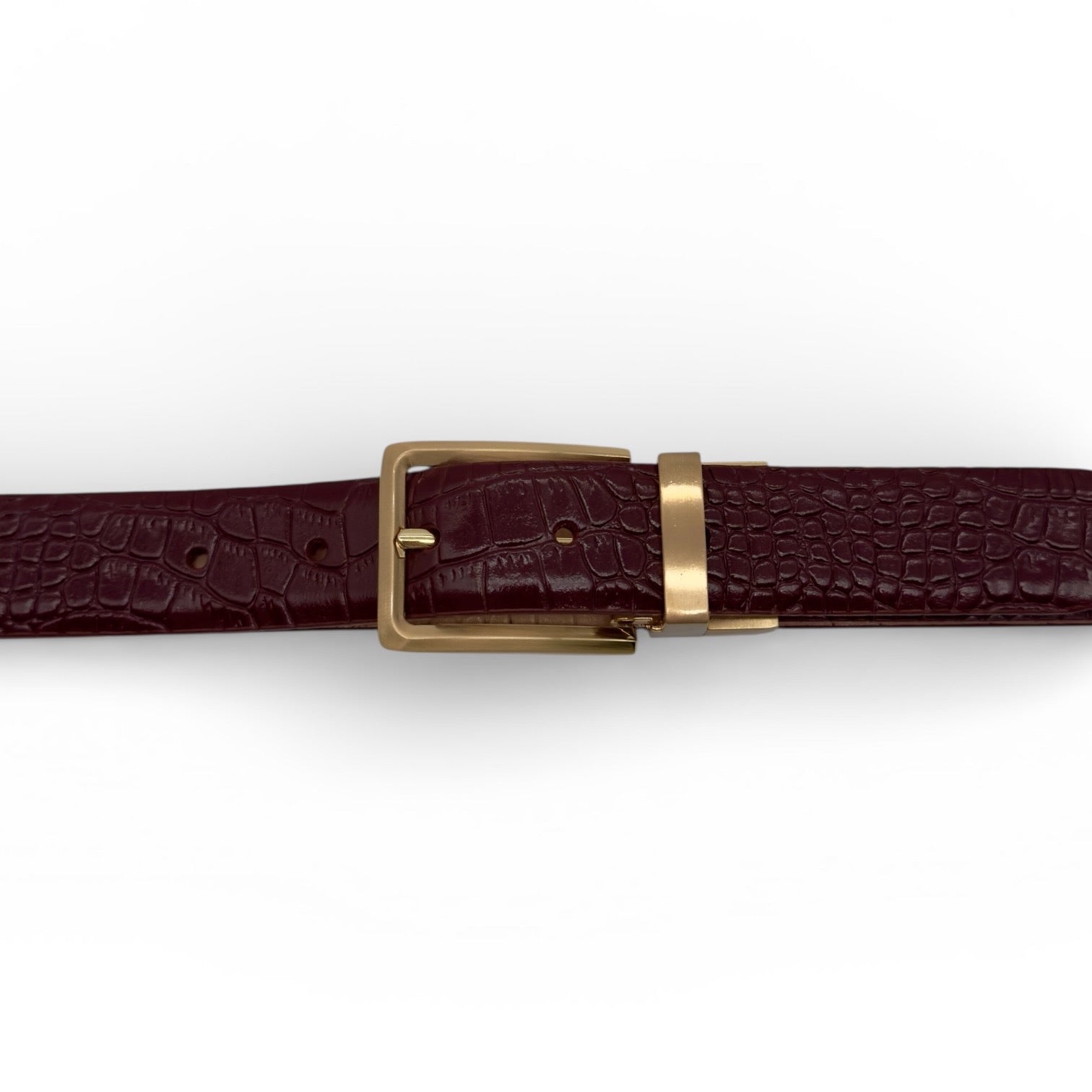 Détail de la ceinture Amanda bordeaux effet croco et de sa boucle dorée