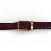 Détail de la ceinture Amanda bordeaux effet croco et de sa boucle dorée