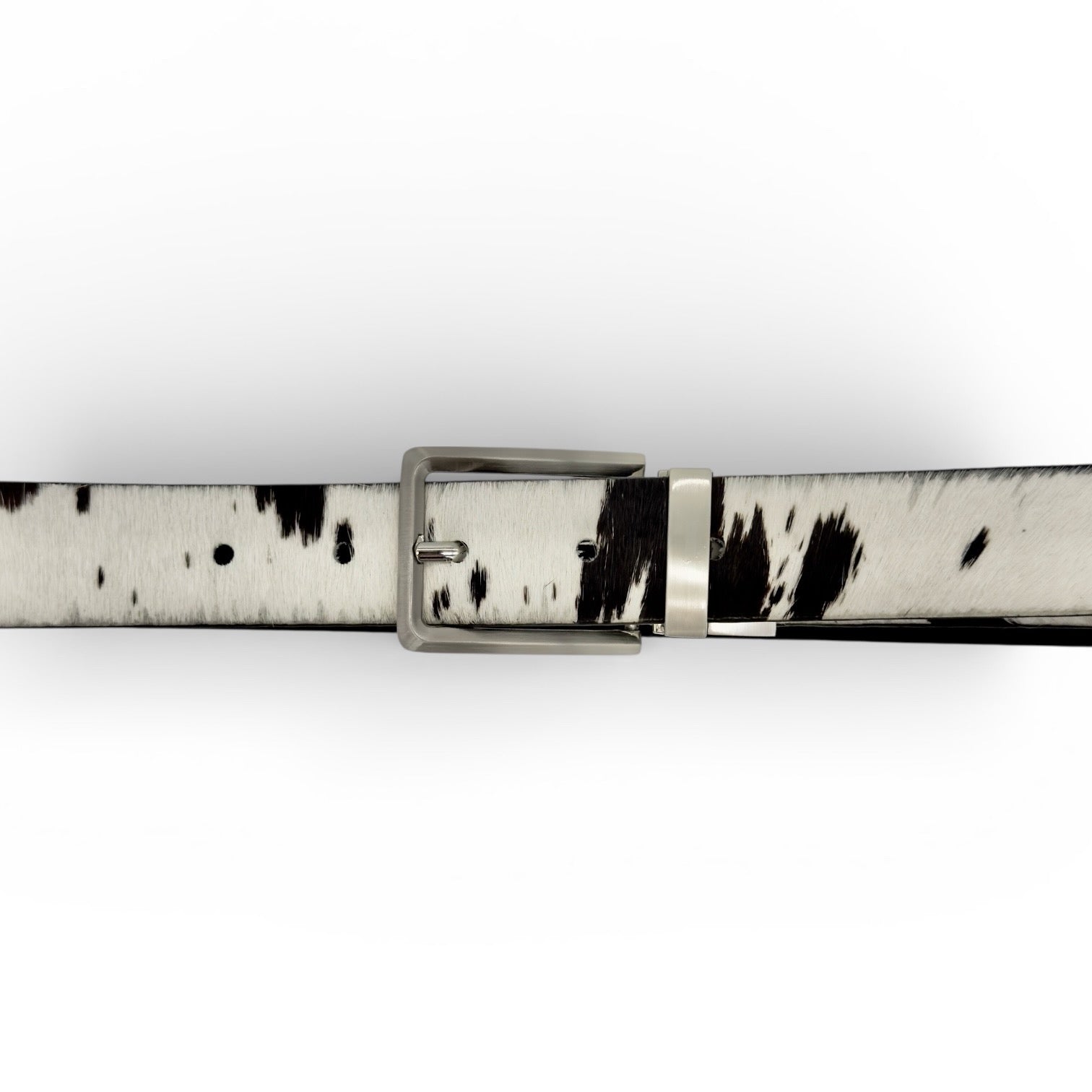 Détail de la ceinture Anso noire et blanche et de sa boucle argentée