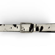 Détail de la ceinture Anso noire et blanche et de sa boucle argentée