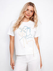 T-shirt blanc à col rond avec dessin de palmier et cordon beige décoratif à l’avant, style décontracté et féminin, facile à porter avec jeans ou pantalon marine.