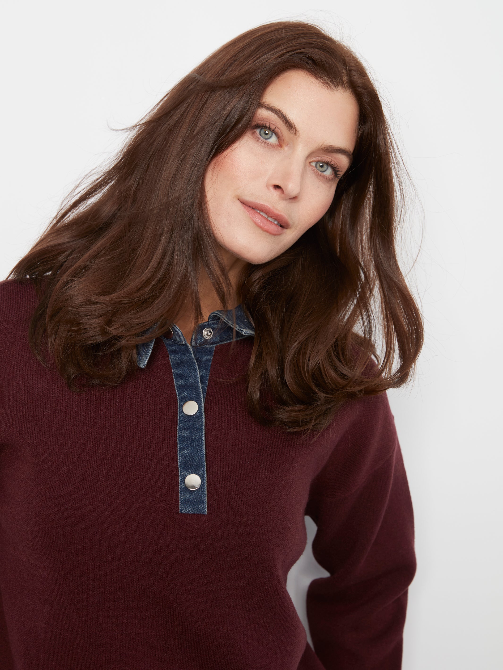 Chandail bourgogne à col et patte boutonnée en denim, vue de profil – Charlie B C2125-974A