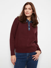 Chandail bourgogne à col et patte boutonnée en denim, détail du col en denim – Charlie B C2125-974A