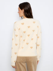 Chandail ivoire en maille duveteuse à petits cœurs beige, détail des petits cœurs – Charlie B C2172-814C