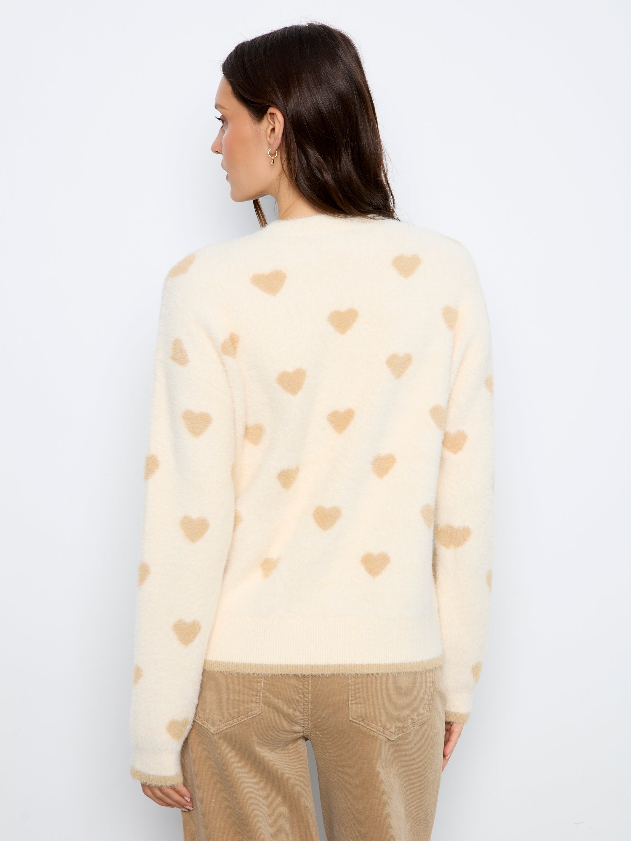Chandail ivoire en maille duveteuse à petits cœurs beige, détail des petits cœurs – Charlie B C2172-814C