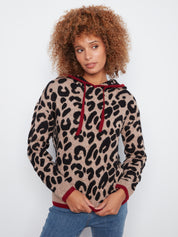 Chandail à capuchon léopard beige et noir avec bordures rouges, vue de face – Charlie B C2436J-690C
