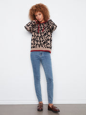 Chandail à capuchon léopard beige et noir avec bordures rouges, vue de profil – Charlie B C2436J-690C