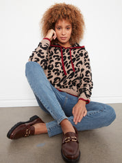 Chandail à capuchon léopard beige et noir avec bordures rouges, look décontracté assis – Charlie B C2436J-690C