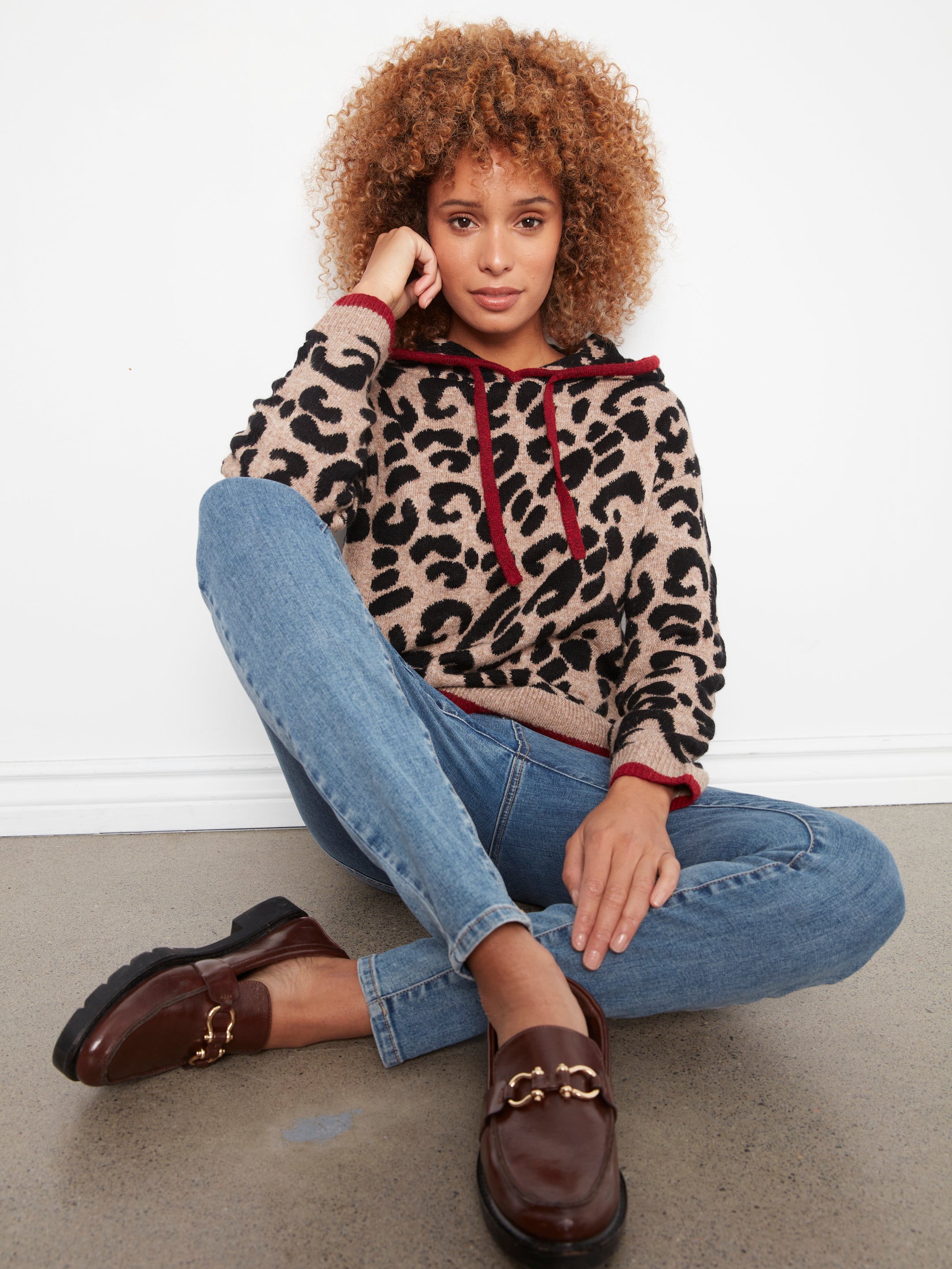 Chandail à capuchon léopard beige et noir avec bordures rouges, look décontracté assis – Charlie B C2436J-690C