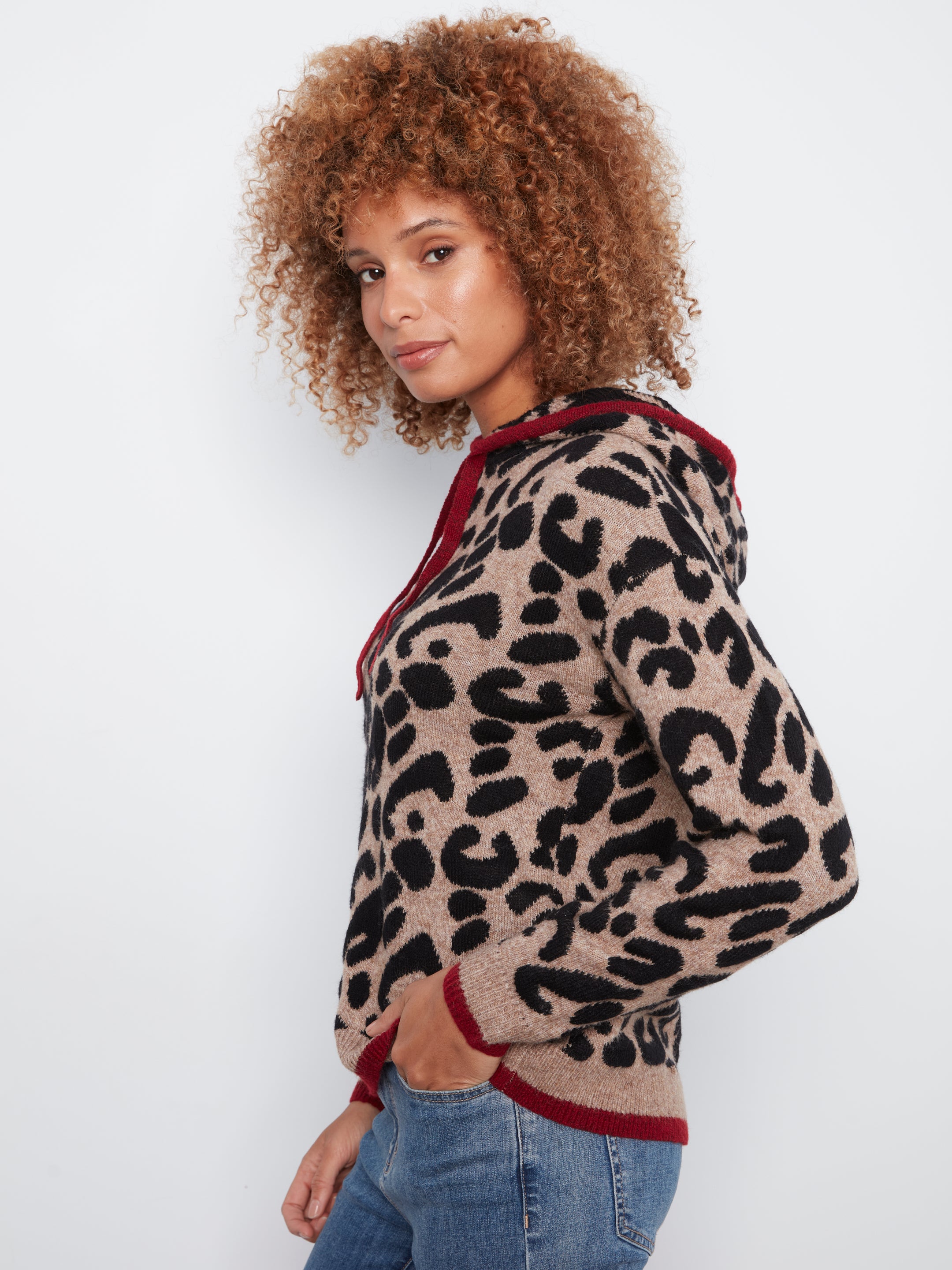 Chandail à capuchon léopard beige et noir avec bordures rouges, look complet – Charlie B C2436J-690C