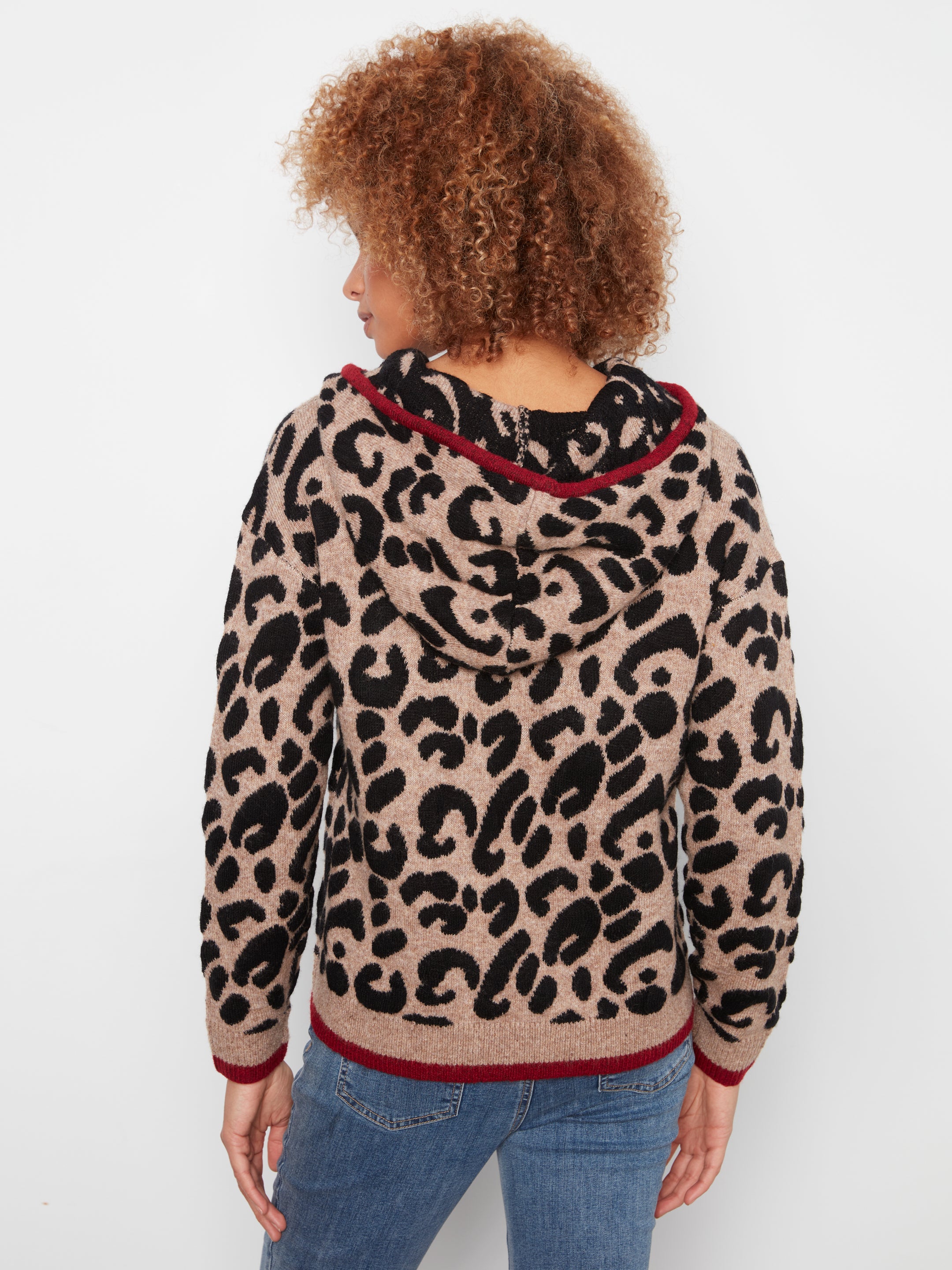 Chandail à capuchon léopard beige et noir avec bordures rouges, détail du capuchon et des bordures – Charlie B C2436J-690C