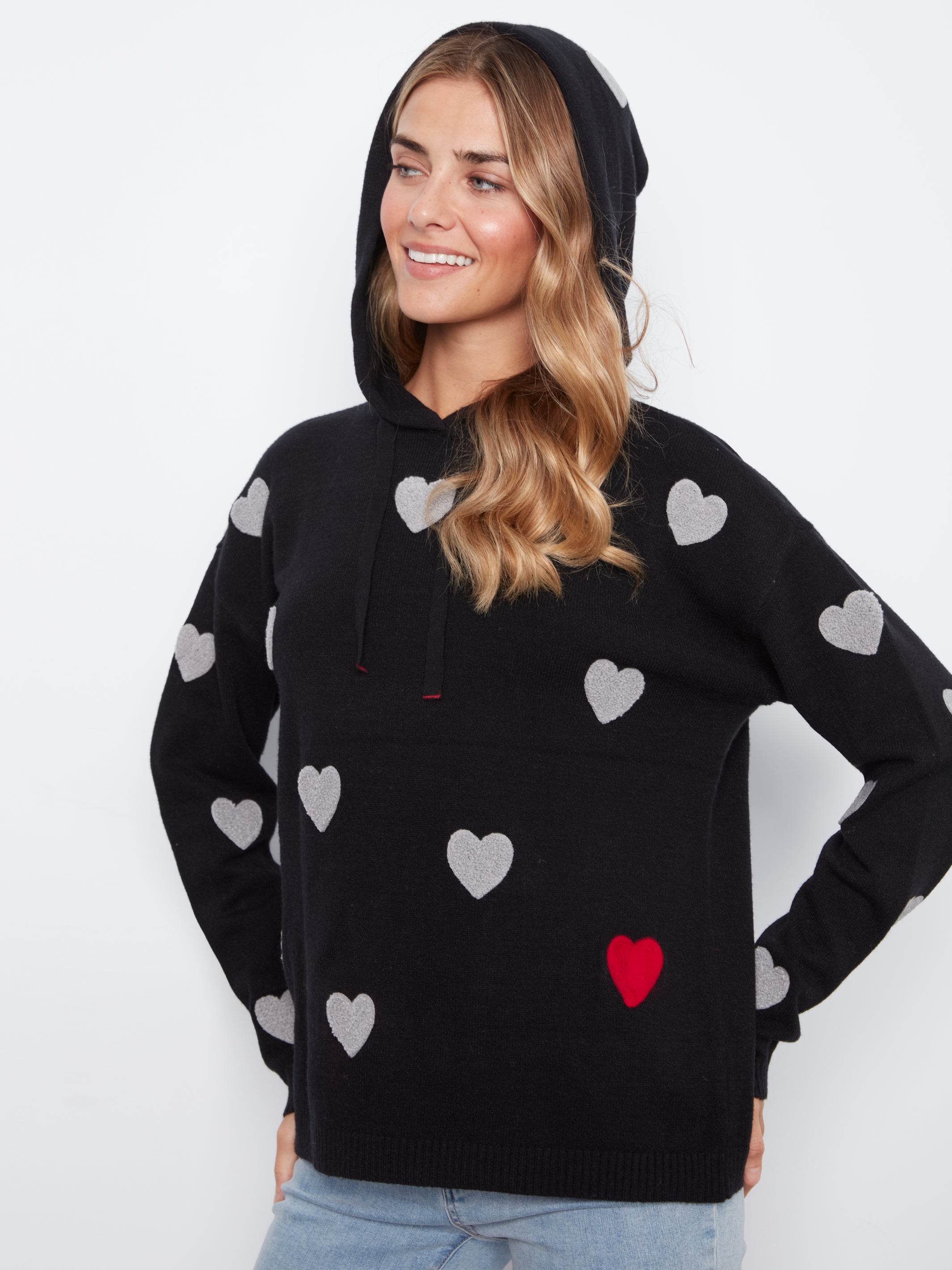 Chandail noir à capuchon avec cœurs blancs et cœur rouge, look assis de face – Charlie B C2436-736A