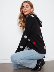 Chandail noir à capuchon avec cœurs blancs et cœur rouge, look assis de profil – Charlie B C2436-736A